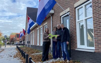 Nieuwe huurders ontvangen sleutel van hun woning